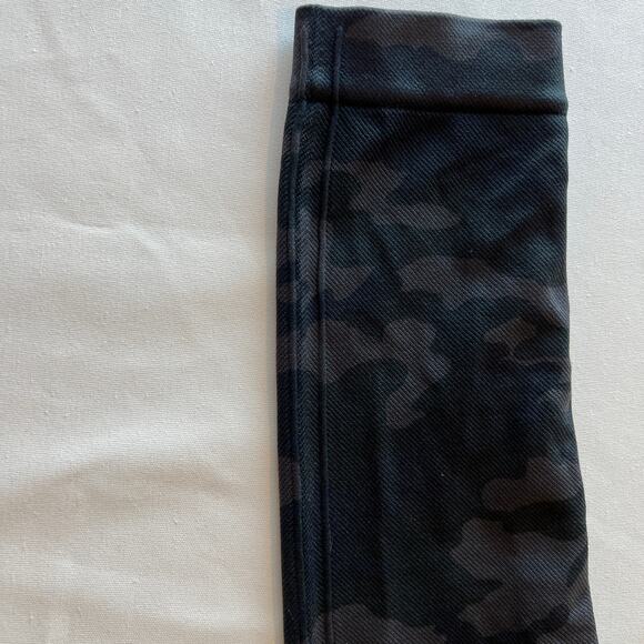 Spanx Seamless Black and Gray Camo Leggings Women's M - Picture 7 of 7